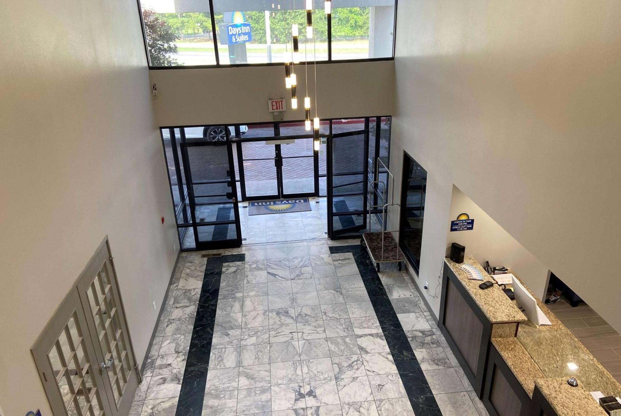 Days Inn & Suites By Wyndham Tahlequah Exterior photo